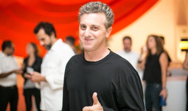 Luciano Huck ofereceu dinheiro em troca de enredo de carnaval, segundo presidente do Salgueiro