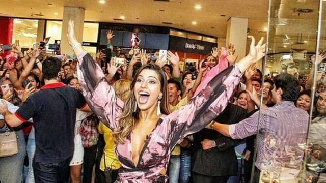 Ex-BBB Vivian causa tumulto em shopping de Manaus e é comparada a Beyoncé