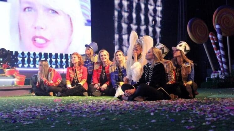 Xuxa fica irritada com homenagem e abandona palco de show