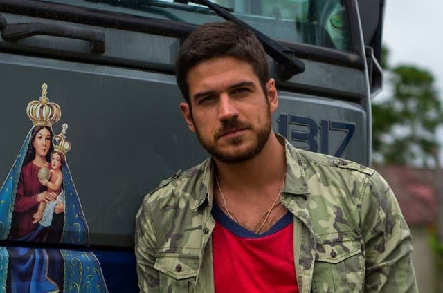 "A Força do Querer": Zeca arma confusão, é preso e vende caminhão para pagar dívida