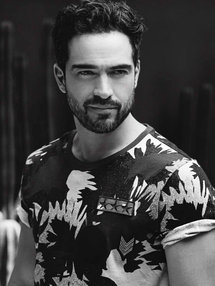 Confira: Alfonso Herrera surge sem camisa e é eleito um dos mais bonitos por revista