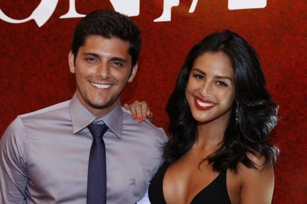 Mesmo separados, Bruno Gissoni e Yanna Lavigne publicam foto com a filha