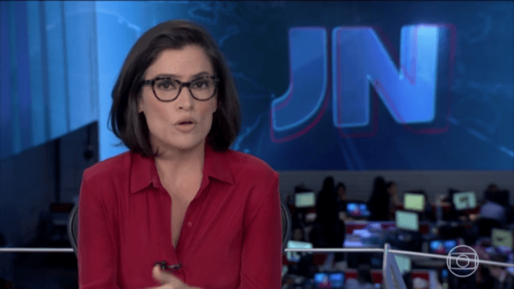 Renata Vasconcellos aparece nervosa e ofegante em plantão da Globo