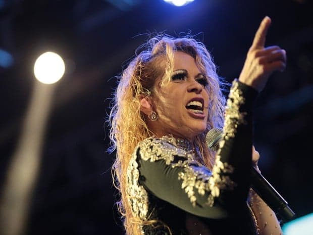 Exclusivo: Durante show, fã invade palco e "ataca" Joelma; veja