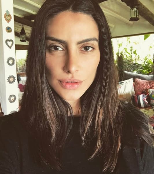 Cleo Pires faz cinco tatuagens na mão esquerda