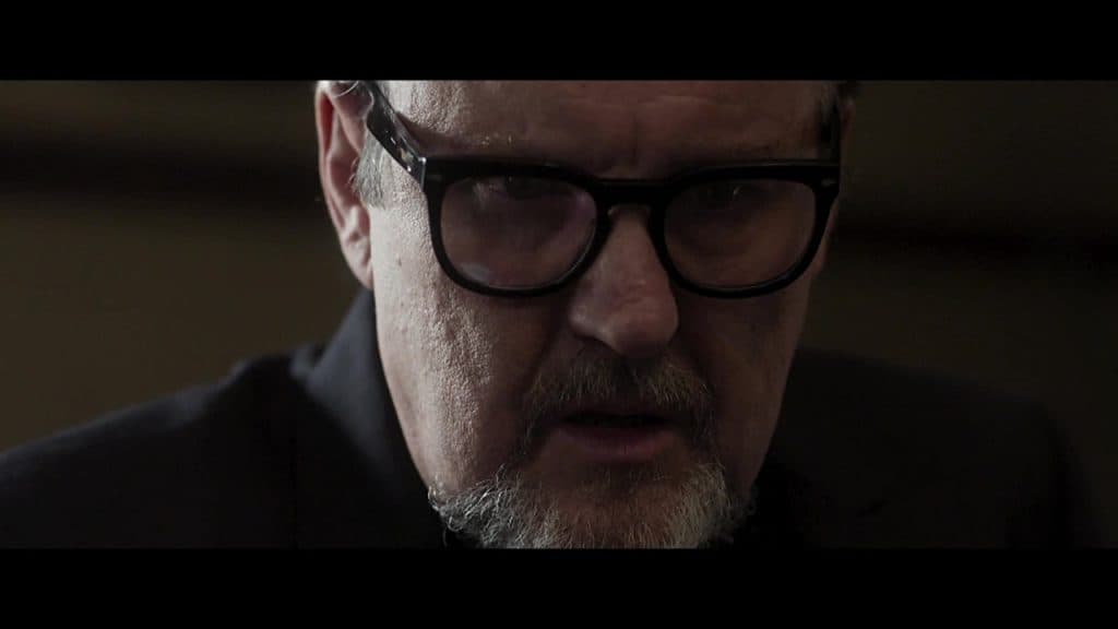 Pessoa misteriosa mata Arnaldo asfixiado em "Os Dias Eram Assim"