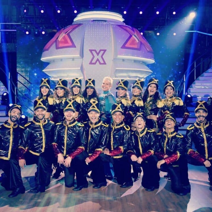Décadas depois, Xuxa volta a descer na sua eterna nave no "Dancing Brasil" da Record; veja como foi