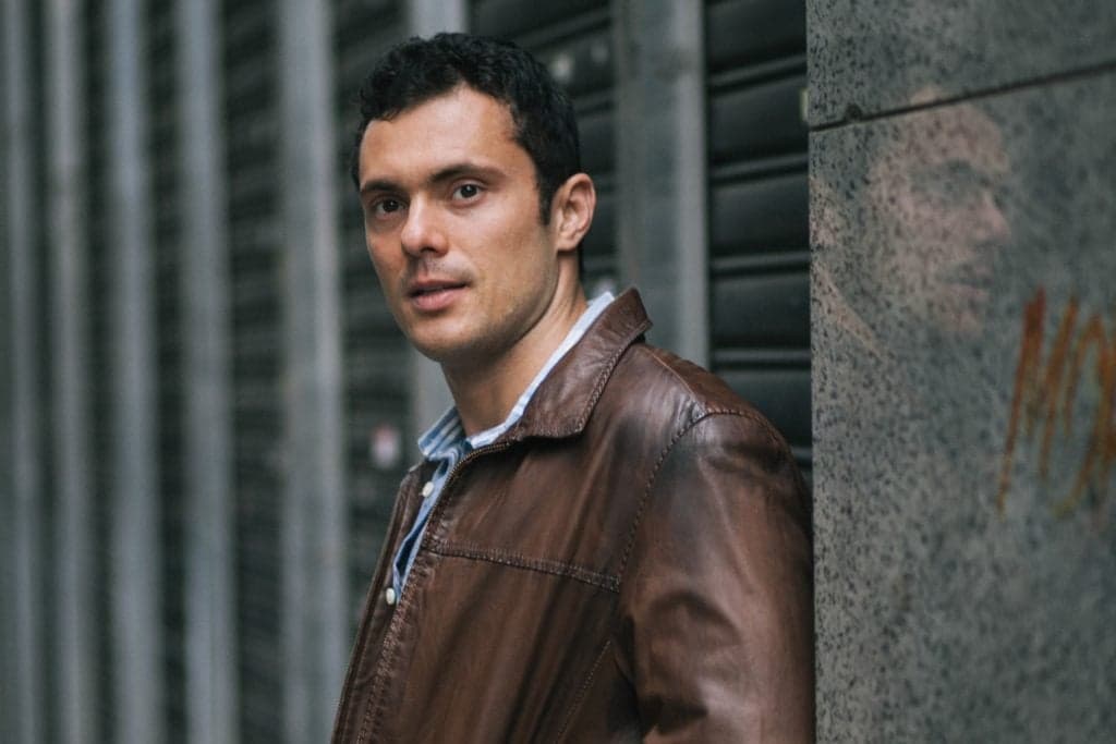 Ator de Verdades Secretas recusa papel em novela das 21h da Globo para atuar em Portugal