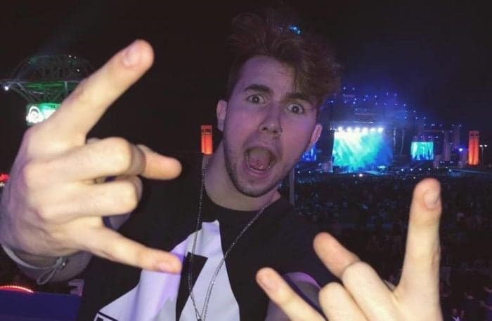 Ex-colírio, youtuber Carlos Santana publica várias nudes em rede social