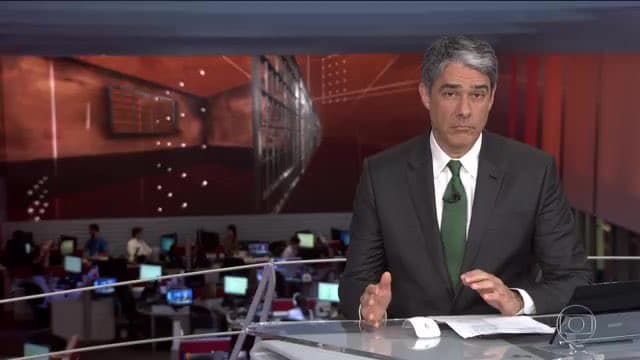 William Bonner emite opiniões irônicas no "JN" e é alvo de comentários na web