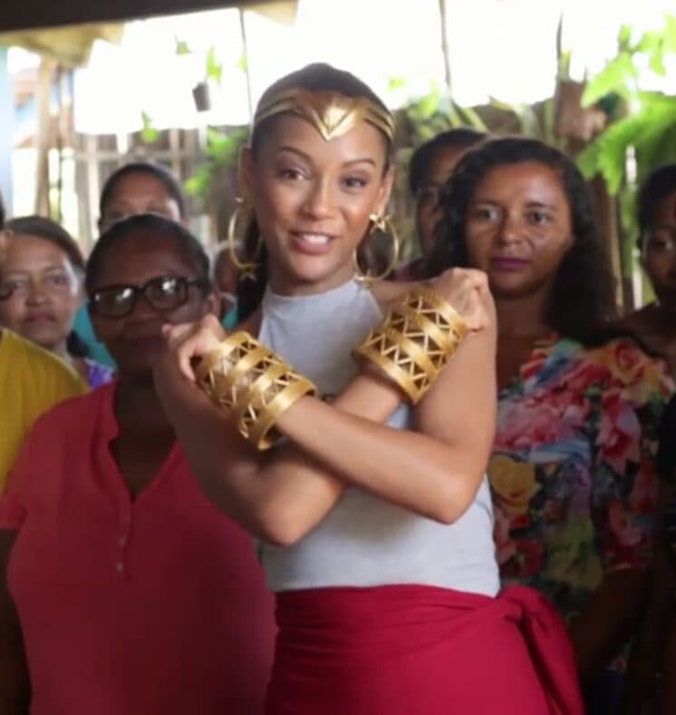 Lutando por um mundo sem abóboras? Taís Araújo faz campanha para divulgar o filme "Mulher-Maravilha"
