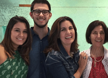 Em noite agitada, Fátima Bernardes comemora aniversário da mãe e vai a show com as filhas