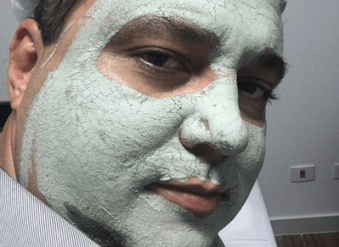 Vaidoso, Geraldo Luis aparece fazendo tratamento no rosto e ganha elogios