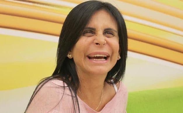 Gretchen aparece dentro do mar em praia do Ceará com o marido