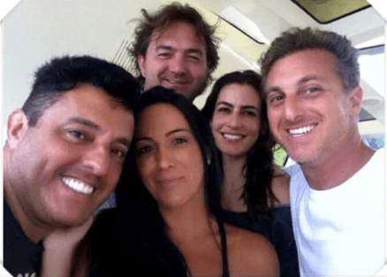Internautas expõem Luciano Huck em foto com dono da Friboi e tiram sarro do apresentador