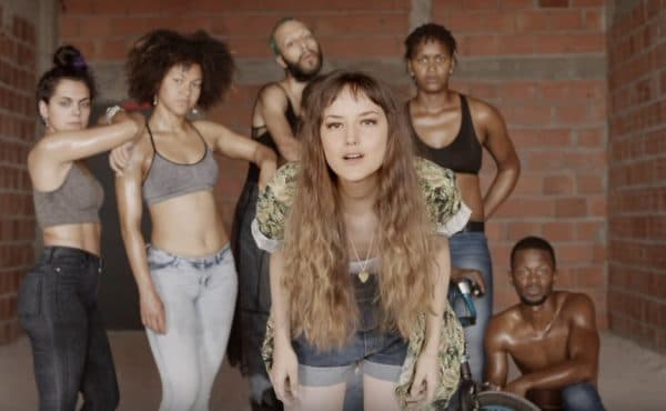 Acusada de racismo em clipe, Mallu Magalhães pede desculpas