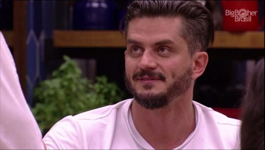 Ex-BBB Marcos aparece beijando outra mulher e fãs lamentam: "Mally acabou"