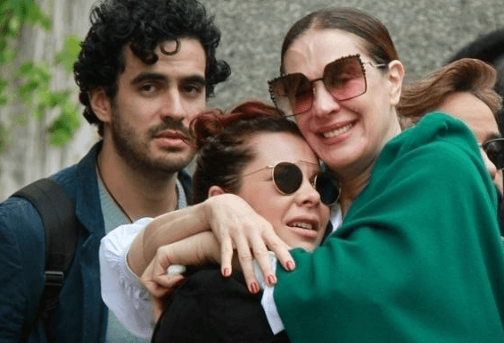 Claudia Raia e outros globais são vistos desolados em velório de ator