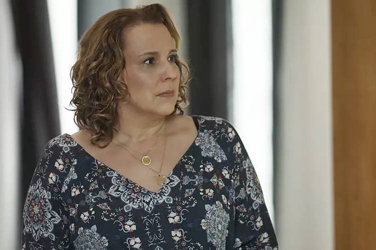 Dona Néia (Ana Beatriz Nogueira) em "Rock Story" (Foto: Reprodução)