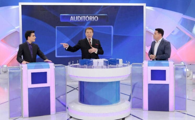 Em seu programa, Silvio Santos rebate críticas sobre Dudu Camargo em telejornal