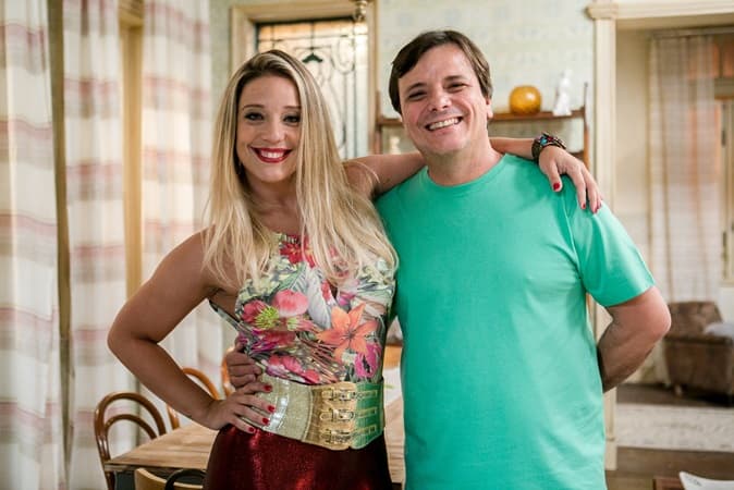 Helga Nemeczyk se despede de "Rock Story" e relembra cenas de lingerie: "Um pouco envergonhada"