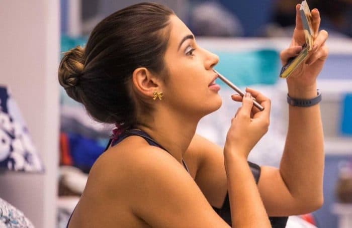 Vivian Amorin surge com rosto inchado e surpreende internautas