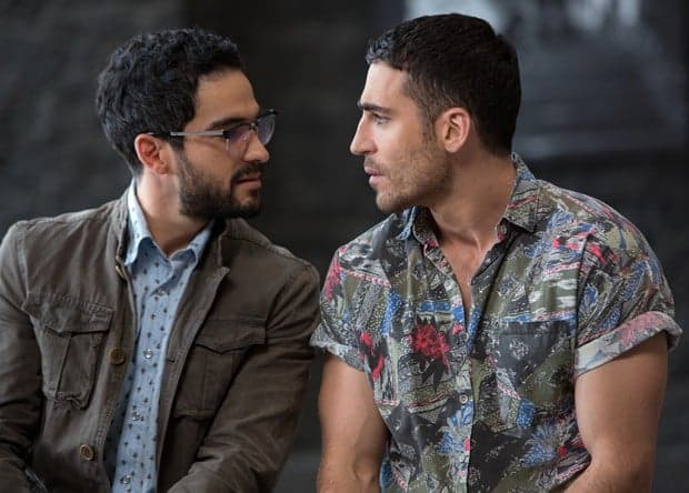 Ex-RBD, Alfonso Herrera aparece seminu em pegação com galã de "Sense8"; confira!