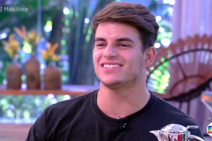 Após reencontro romântico com Alyson, ex-BBB Antônio apaga as fotos do casal
