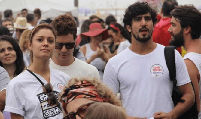Artistas da Globo participam de ato que chama a emissora de "golpista"