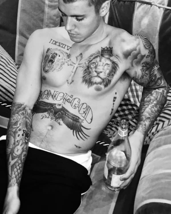 Justin Bieber surge mais gordo e exibe umbigo peludo em foto