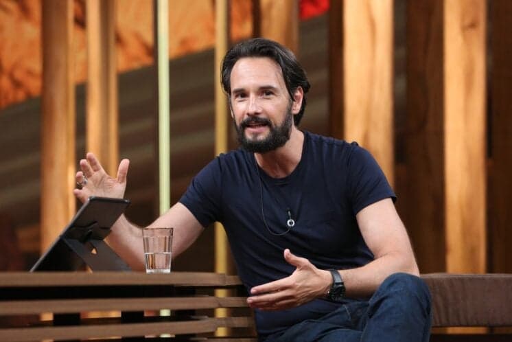 Rodrigo Santoro nos bastidores do "Conversa": "Me sinto melhor aos 40"