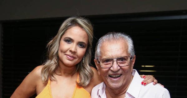 Nova namorada de Carlos Alberto aparece pela primeira vez na "Praça" e ouve brincadeira: "sua neta está aí, né?"