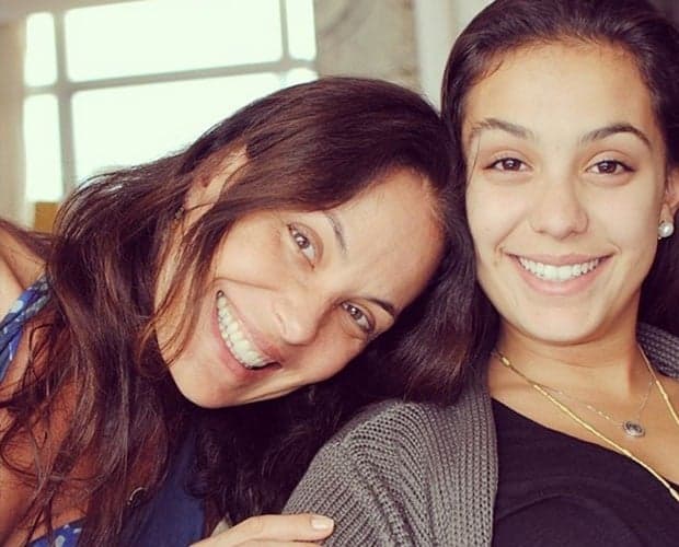 Carolina Ferraz comemora formatura da filha em universidade dos Estados Unidos