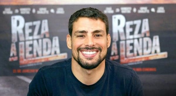 Cauã Reymond, em dia do aniversário, pede a namorada em casamento e Tatá Werneck tira "onda"