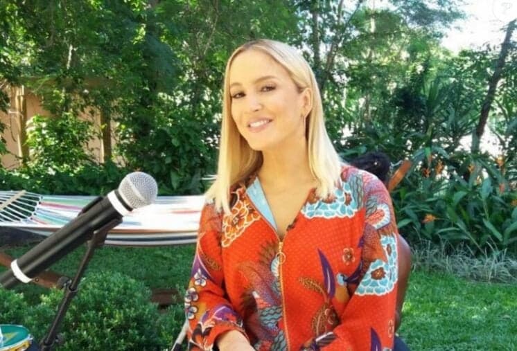 Claudia Leitte "enterra" os filhos na areia e seguidores comentam