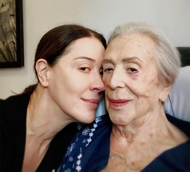 Claudia Raia vive luto por 40 dias e resolve fazer cerimônia emocionante para sua mãe falecida