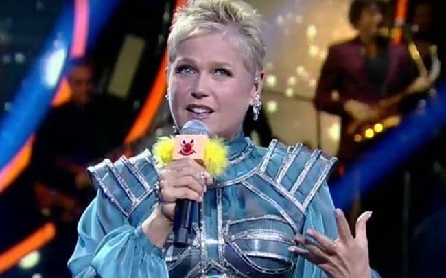 Ao reviver passado de sucesso na Record, Xuxa manda indiretas ao vivo