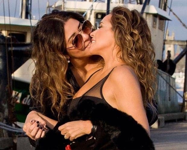 Daniela Mercury posta foto com esposa e divide opiniões na web