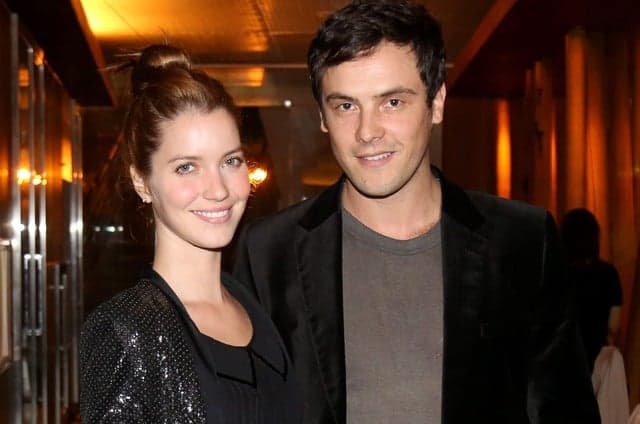 Nathalia Dill sofre para esquecer de Sérgio Guizé e pede ajuda da amiga