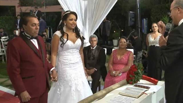 Ex-BBB Elis se casa pela segunda vez e transmite cerimônia pelo Facebook