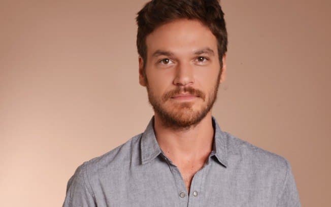 Emílio Dantas, o Rubinho de "A Força do Querer", comemora sucesso