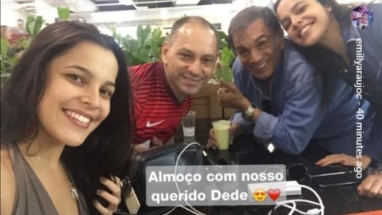 Gêmeas Emilly e Mayla posam com Dedé Santana na Globo