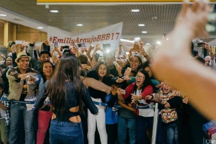 Emilly Araújo revela ter ganho jóias de fãs