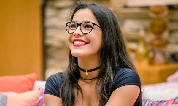 De maiô, ex-BBB Emilly Araújo sensualiza e surpreende com boa forma