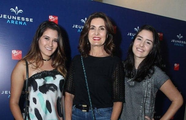 Junto com as filhas, Fátima Bernardes badala em show do Ed Sheeran