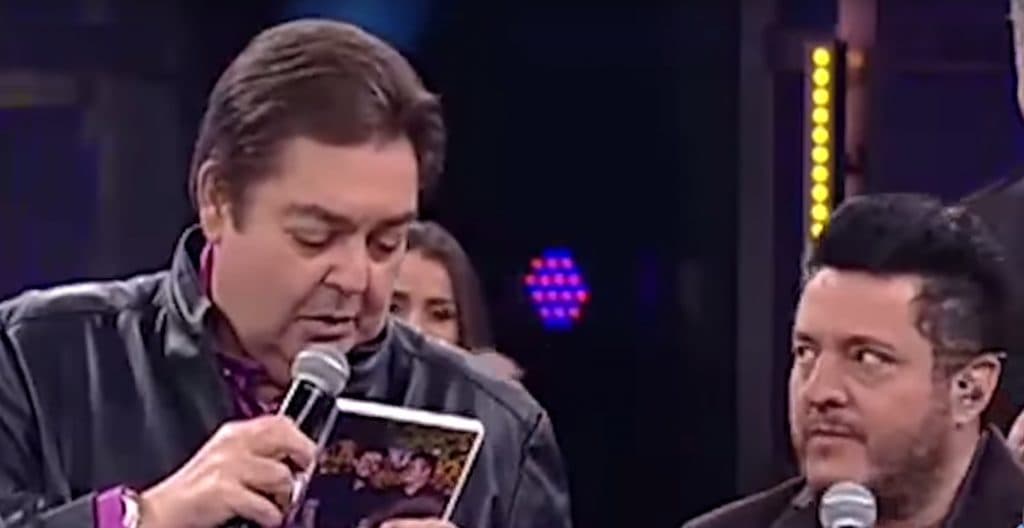 Faustão associa música de Bruno e Marrone com operação lava jato e clima fica pesado no "Domingão"