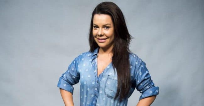 Atriz Fernanda Souza faz aniversário e muda radicalmente o visual