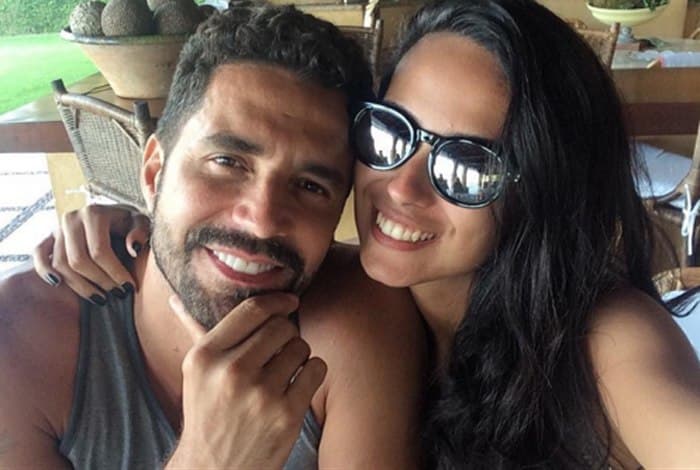 Filha do cantor Latino faz topless e publica foto em rede social