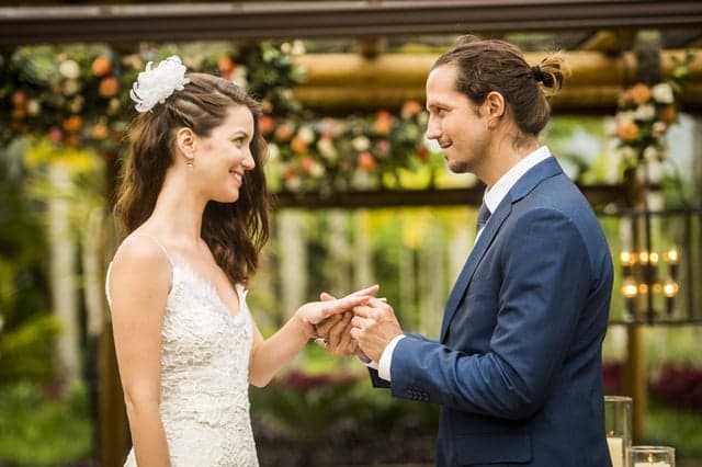 "Rock Story": Júlia e Gui se casam após escaparem de armação de Diana; veja imagens