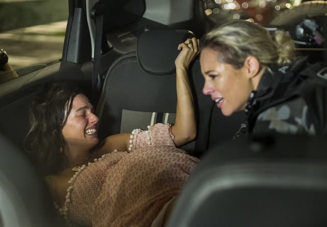 "A Força do Querer": Jeiza faz o parto de Ritinha dentro de táxi durante tiroteio